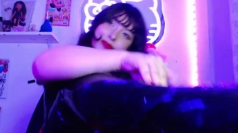 reinige die Latexstiefel deiner Göttin Luhana