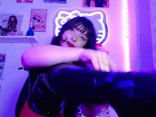 reinige die Latexstiefel deiner Göttin Luhana