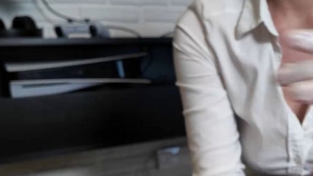 Chef benutzt weiße Handschuhe, um dem Angestellten einen Schwanz zu wichsen