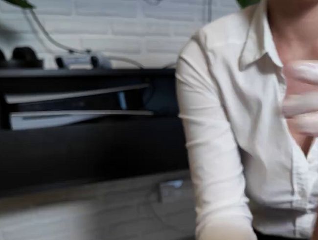 Chef benutzt weiße Handschuhe, um dem Angestellten einen Schwanz zu wichsen