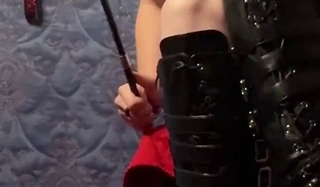 Deine Herrin beleidigt dich, während du ihre Stiefel Sauberlecken musst.