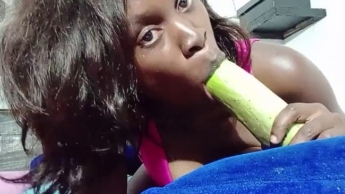 Ebony Princess Alexa Zane – Großer Gurken-Blowjob, ein Mundvoll Grün