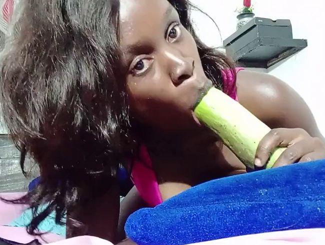 Ebony Princess Alexa Zane – Großer Gurken-Blowjob, ein Mundvoll Grün