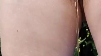 Einfach draußen pinkeln in die Leggins