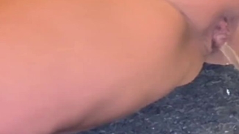 Erstmal meinen Dildo vollpissen und dann schon versaut ficken