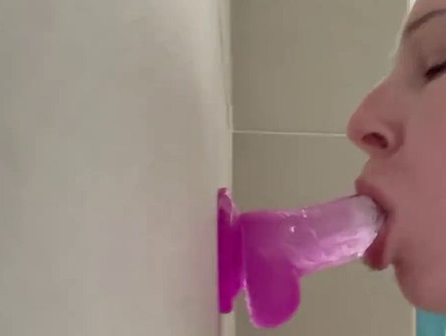 Extrem Deepthroat?! Und am schluss noch drauf gepisst!