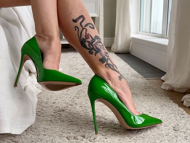 Grüne klassische Stiletto High Heels, 12 cm Absätze an mir und grünes transparentes Kleid