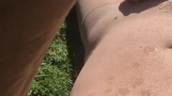 Ich pisse wieder mal auf meinen Mann. Er steht voll drauf!