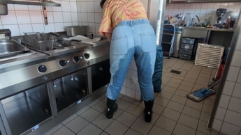 Jeanspiss auf Arbeit und in Gummistiefel .