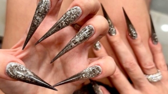 Lange KRALLEN – meine neue Form, lange Nägel mit langen flexiblen Fingern, breite Handflächen, Fingerlutschen