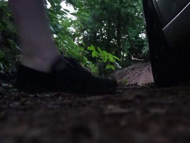 MEGA PISS am Straßenrand