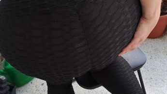 Mein geiler Leggingsarsch – auf dem Balkon