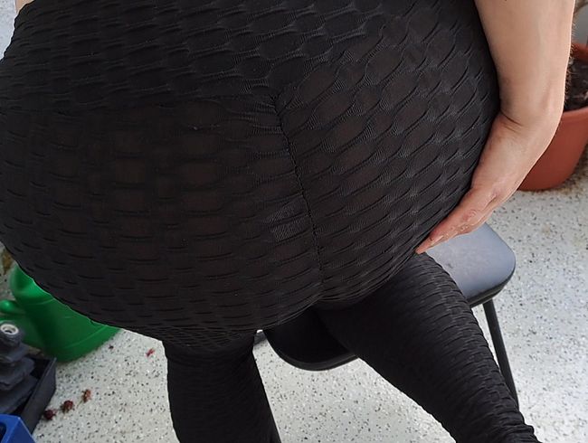 Mein geiler Leggingsarsch – auf dem Balkon