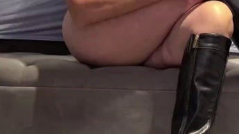 Meine Sexy Lederstiefel in schwarz ziehe ich mir mit genüsslich an (in 4K) (Schuhfetisch)