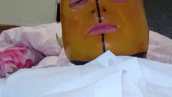 Mit Latexhandschuhen geil gefingert