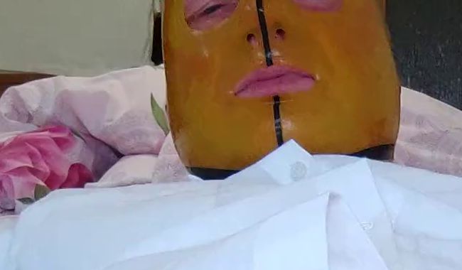 Mit Latexhandschuhen geil gefingert