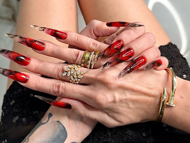 Neue heiße Farbe: Lange Nägel, Krallen, lange, flexible Finger, breite Handflächen, Hautkratzen, roter Lippenstift
