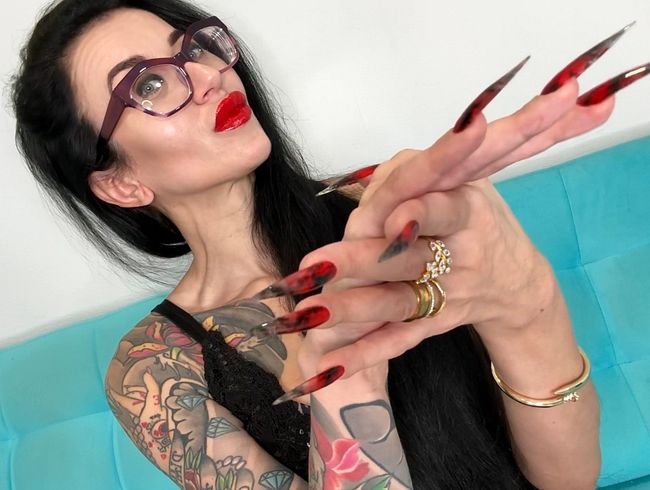 Neue heiße Farbe: Lange Nägel, Krallen, lange flexible Finger und Handjobs mit Spucke, roter Lippenstift