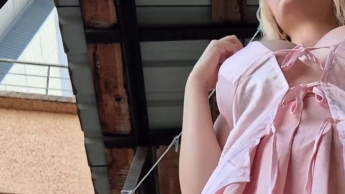 Öffentlicher Upskirt-Tease – Minirock ohne Höschen