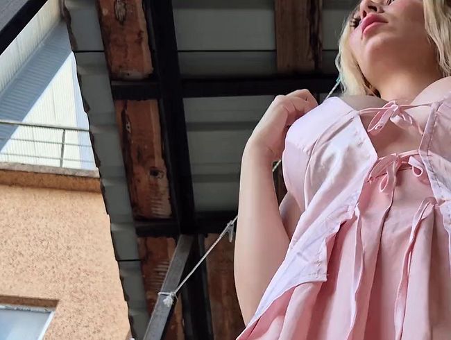 Öffentlicher Upskirt-Tease – Minirock ohne Höschen