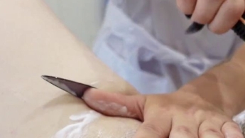 POV-Medfet-Rasur mit extra langen Krankenschwesternägeln