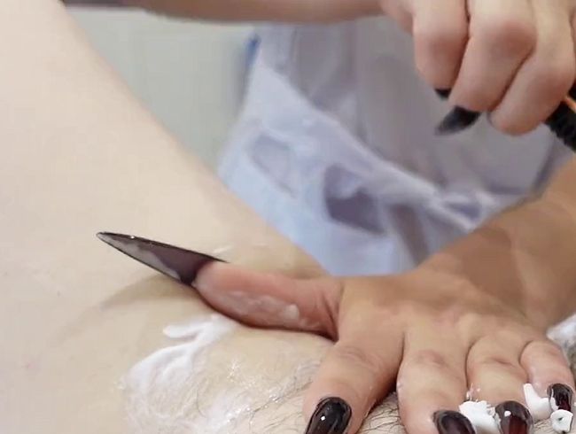 POV-Medfet-Rasur mit extra langen Krankenschwesternägeln