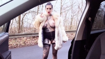 Pelz mit rauchen auf der Parkplatz