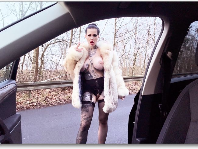 Pelz mit rauchen auf der Parkplatz