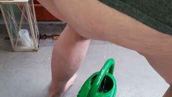 Pisslust – in Gießkanne auf dem Balkon gepisst