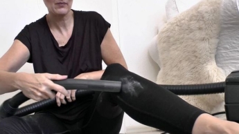 Schmutzige Sport Hose absaugen mit dem Staubsauger