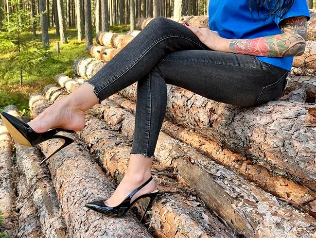 Schwarze klassische Stiletto High Heels ohne Ferse, 12 cm Absätze im Wald, tief im Sand