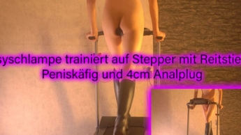 Sissyschlampe trainiert auf Stepper mit Reitstiefeln, Peniskäfig und 4cm Analplug