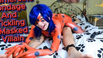 Superheldin-Bondage und Kitzeln eines maskierten Bösewichts