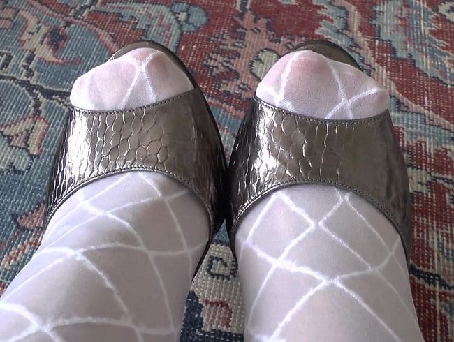 Wichsaufgabe des Tages: Spritze ab auf meine Heels Füße Teil 1