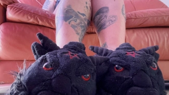 bete die Pantoffeln meines Dämons an