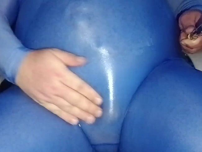 pinkeln in meinem neuen Catsuit
