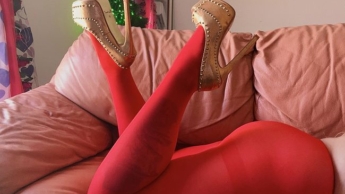 rote Strumpfhosen und goldene High Heels