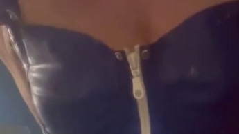 Analspiele in royalblauer Latexkorsage