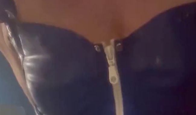 Analspiele in royalblauer Latexkorsage