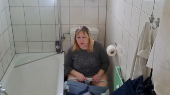 Du filmst mich auf dem Klo