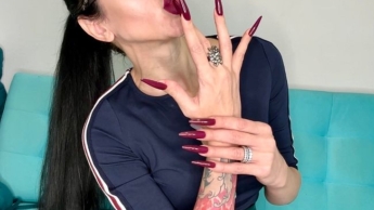 Dunkelviolette lange Nägel, Krallen, lange flexible Finger und dunkler Lippenstift