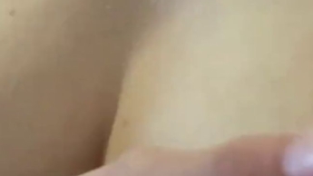 Ein Video, in dem ich meine Brüste massiere und Milch aus ihnen fließt.