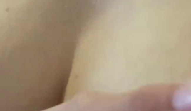 Ein Video, in dem ich meine Brüste massiere und Milch aus ihnen fließt.