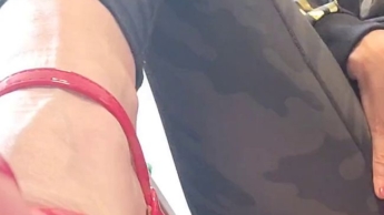 Golden shower Deine kleine Piss Schlampe pisst Dir in Leggins und roten Highheels in den Mund