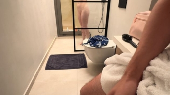 Im Badezimmer vor der Urlaubsbegleitung meinen Schwanz gewichst