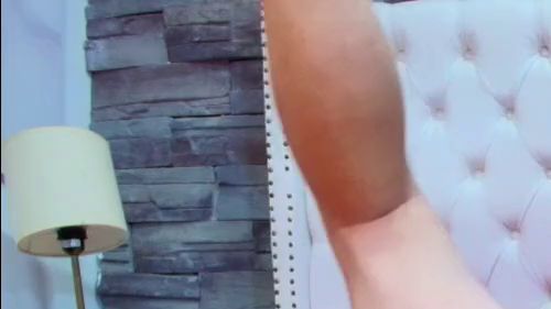 Jouer avec mon cul et mes pieds