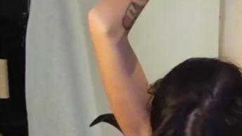 Kristy in rosa-schwarzer Unterwäsche auf dem Kitzelstuhl