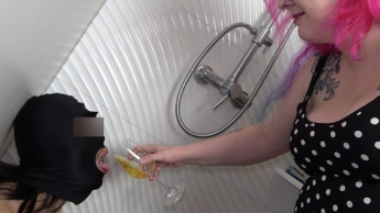 Pisse trinken extrem! Der Loser schlürft Natursekt aus dem Glas