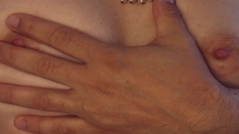 Pralle TITTEN, geile NIPPEL! Tittenmassage mit Öl!!