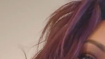 Rauchen in Leder Handschuhen